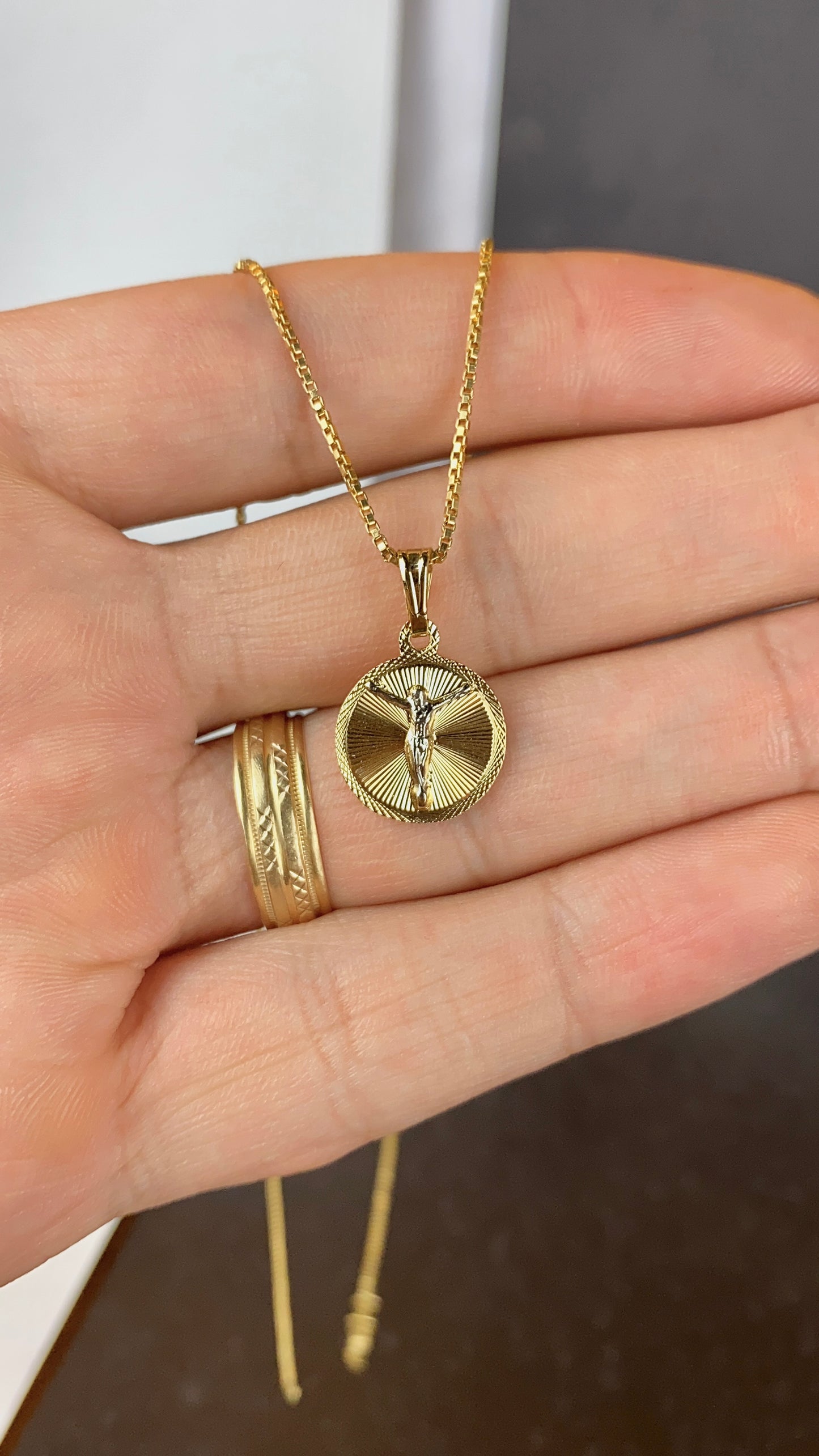Round Jesus Necklace 17x14mm Box Link Chain 18" for Womens