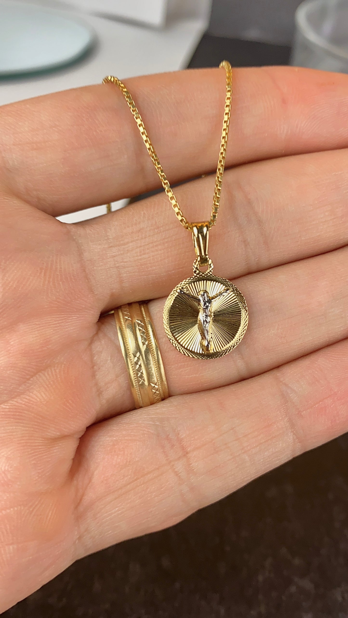 Round Jesus Necklace 17x14mm Box Link Chain 18" for Womens